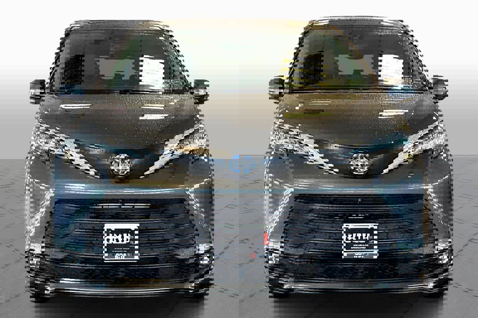 Used 2025 Toyota Sienna XLE w/ XLE Plus Package image 4