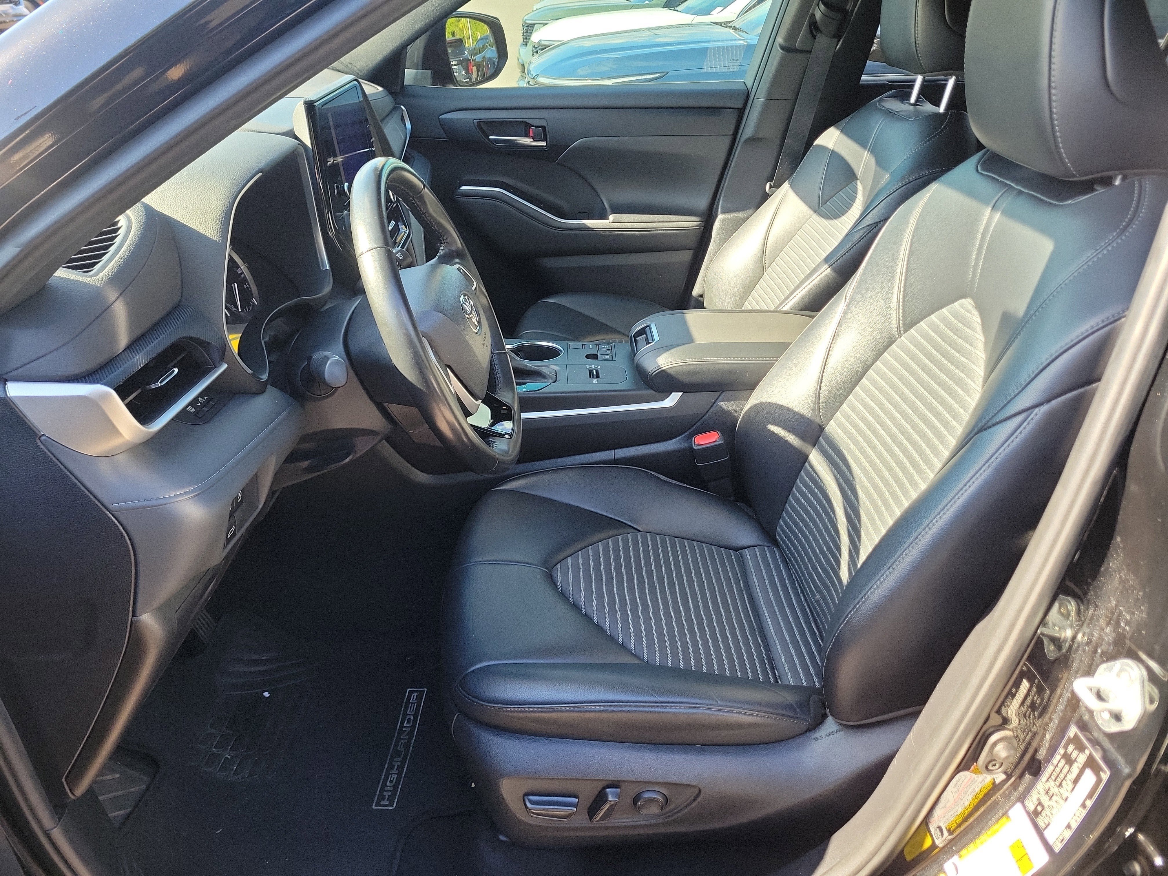 Used 2023 Toyota Highlander XSE FWD image 23