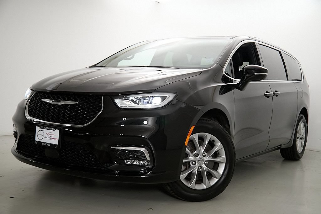 Used 2025 Chrysler Pacifica Select AWD/4WD image 2
