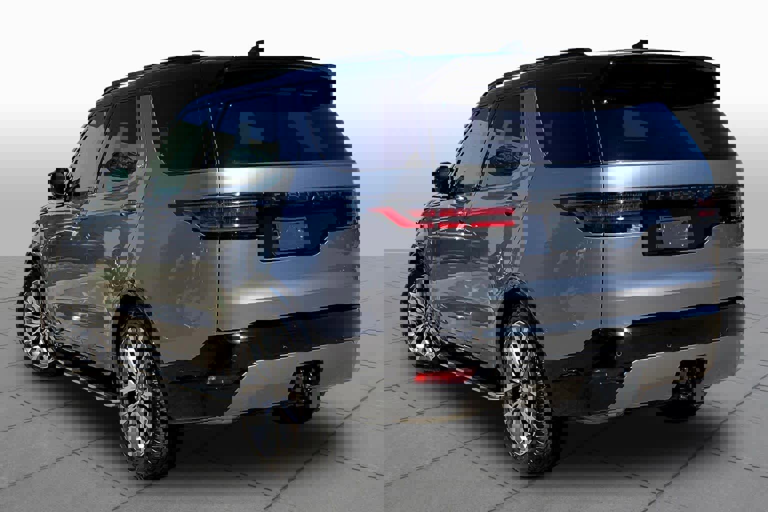 Used 2025 Land Rover Discovery Dynamic SE image 11