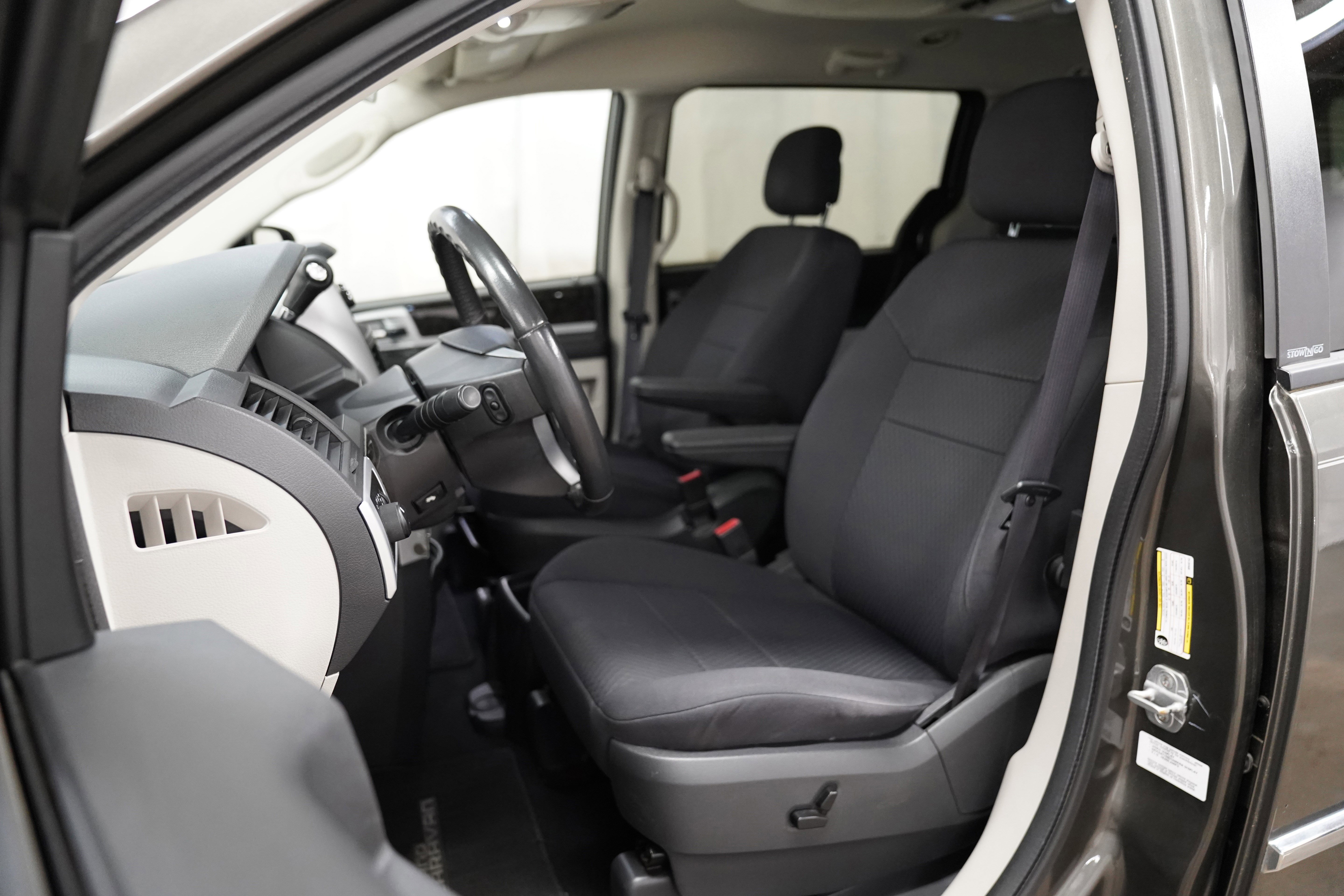Used 2010 Dodge Grand Caravan SXT FWD image 4