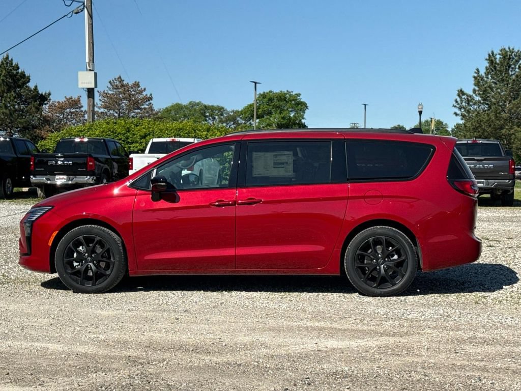 New 2027 Chrysler Pacifica Limited w/ S Appearance Package FWD image 8