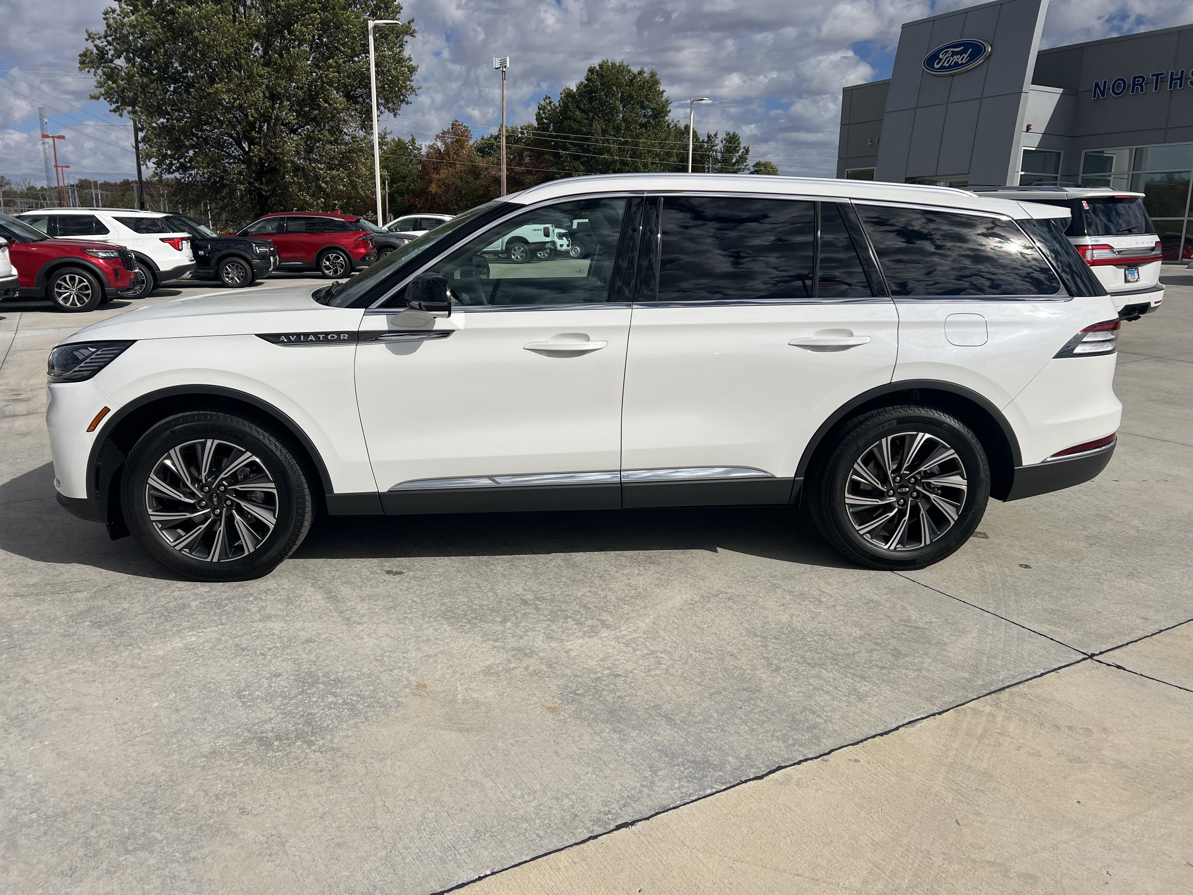 New 2026 Lincoln Aviator AWD image 4
