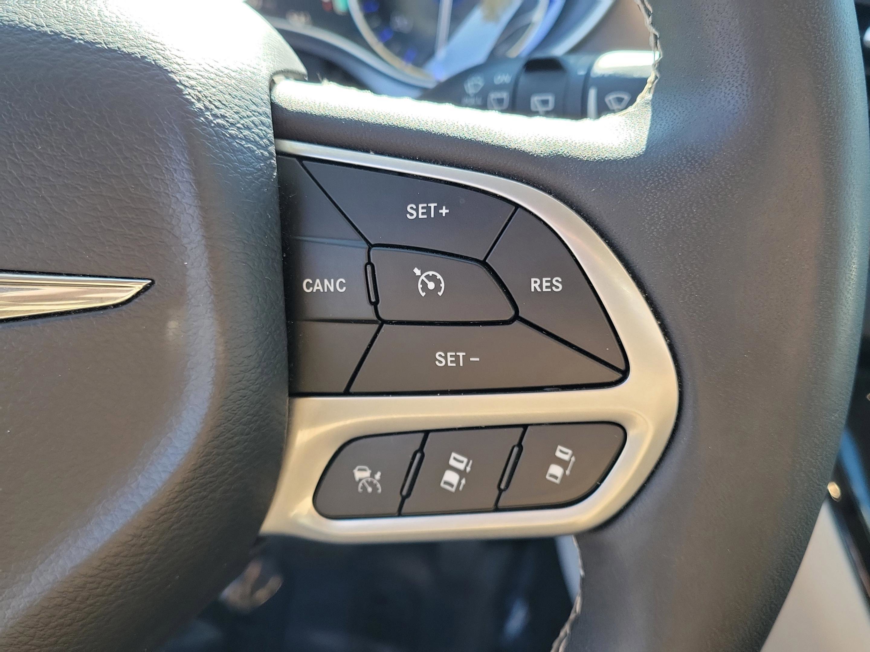 Used 2024 Chrysler Pacifica Touring-L image 27