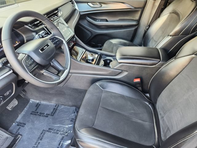 Used 2025 Jeep Grand Cherokee L Altitude RWD image 4