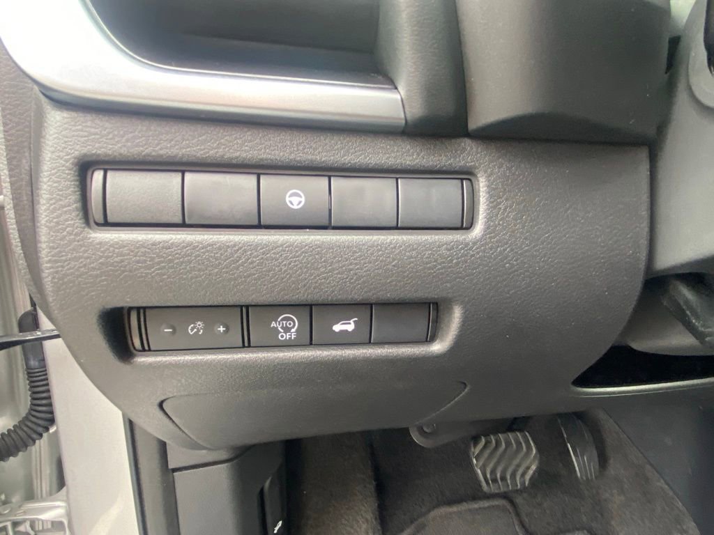 Used 2025 Nissan Rogue SV FWD image 12