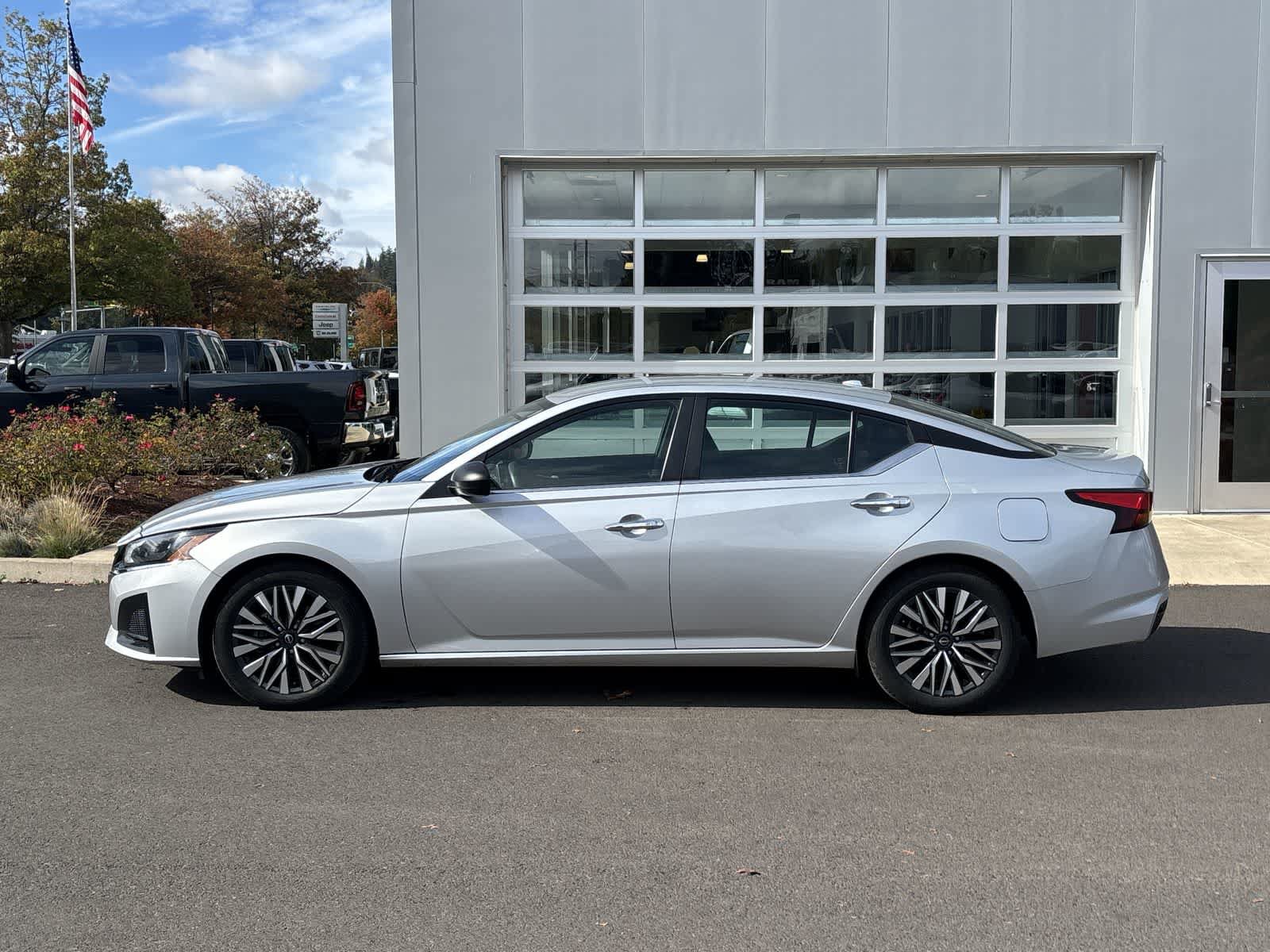 Used 2024 Nissan Altima 2.5 SV FWD image 2