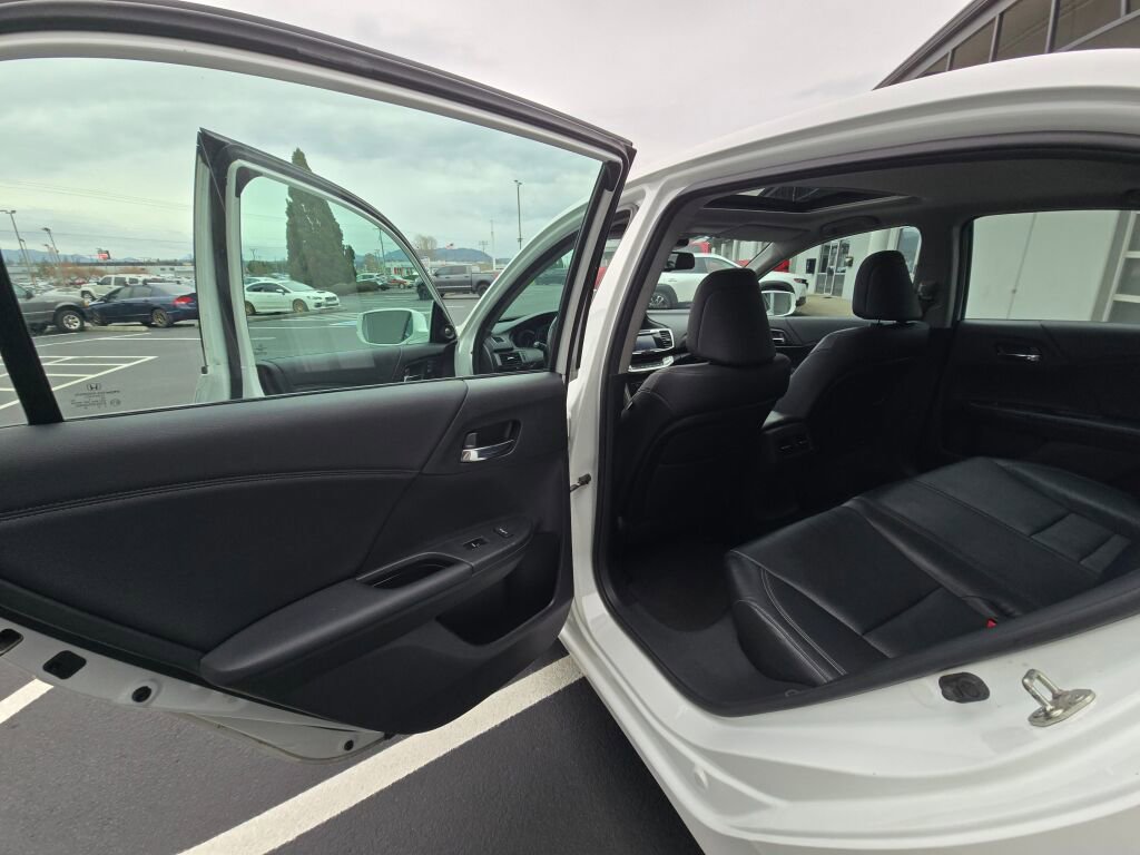 Used 2014 Honda Accord Touring image 12