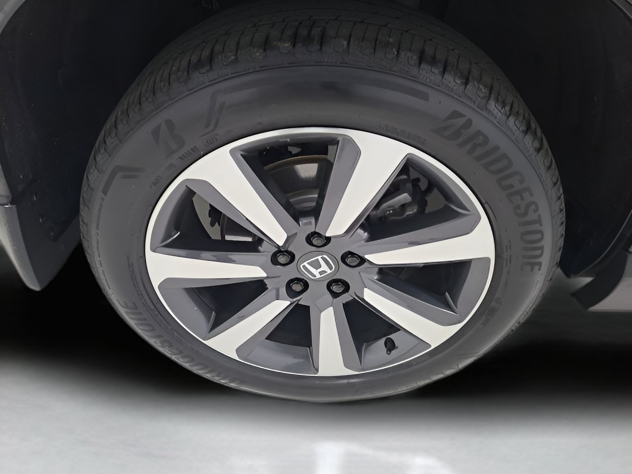 Used 2024 Honda Pilot Touring image 11