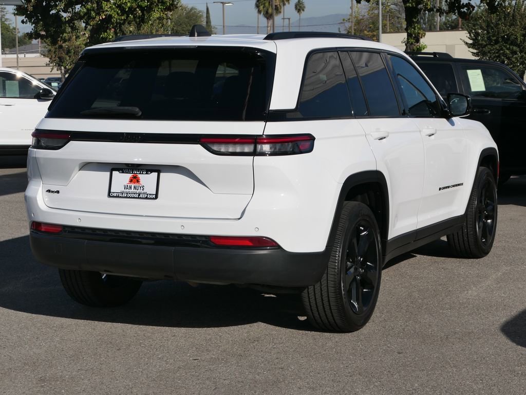 Used 2023 Jeep Grand Cherokee Altitude image 3