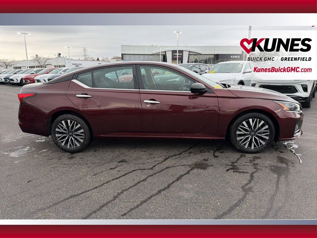 Used 2024 Nissan Altima 2.5 SV FWD image 3