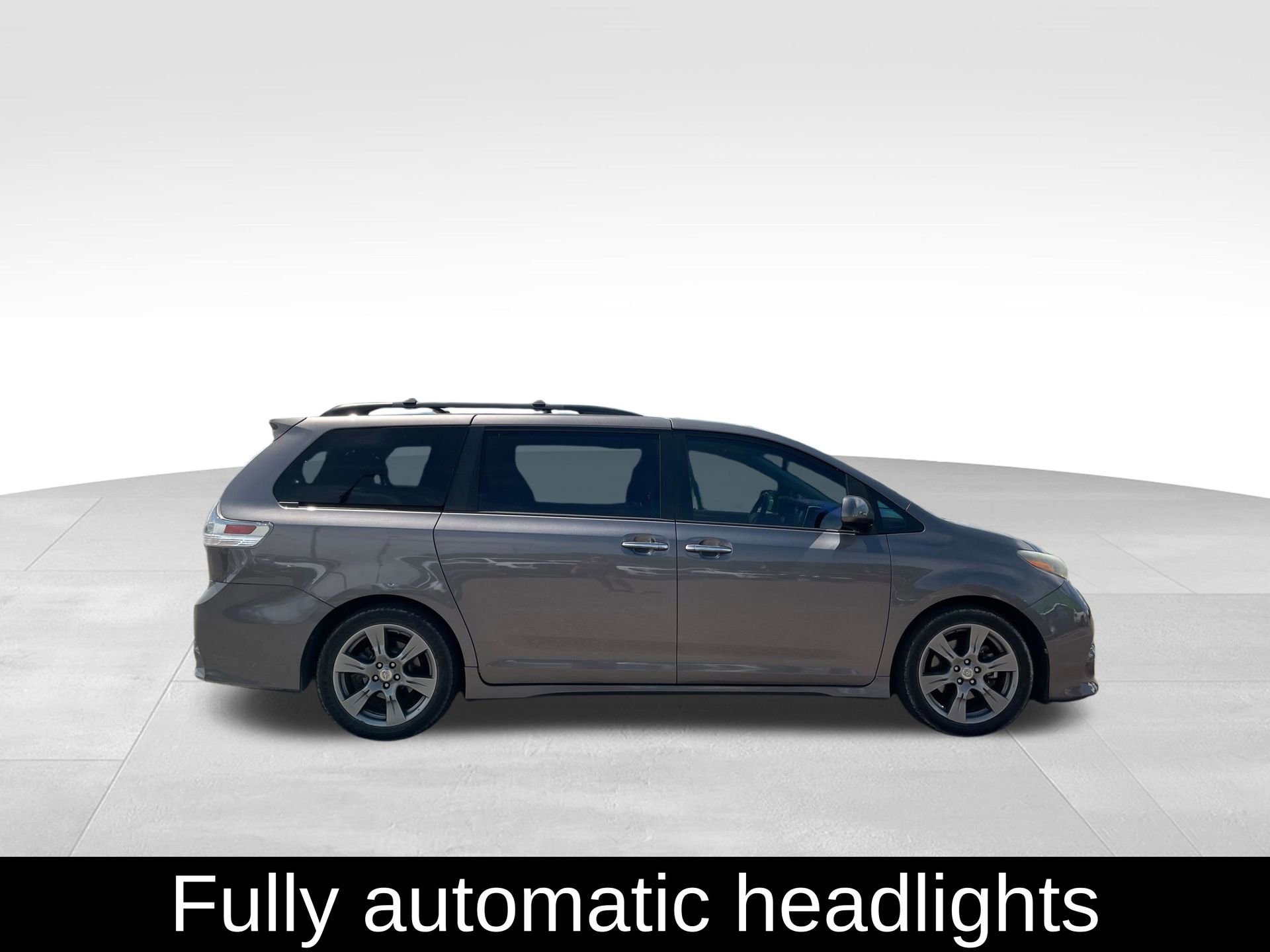 Used 2017 Toyota Sienna SE Premium FWD image 4