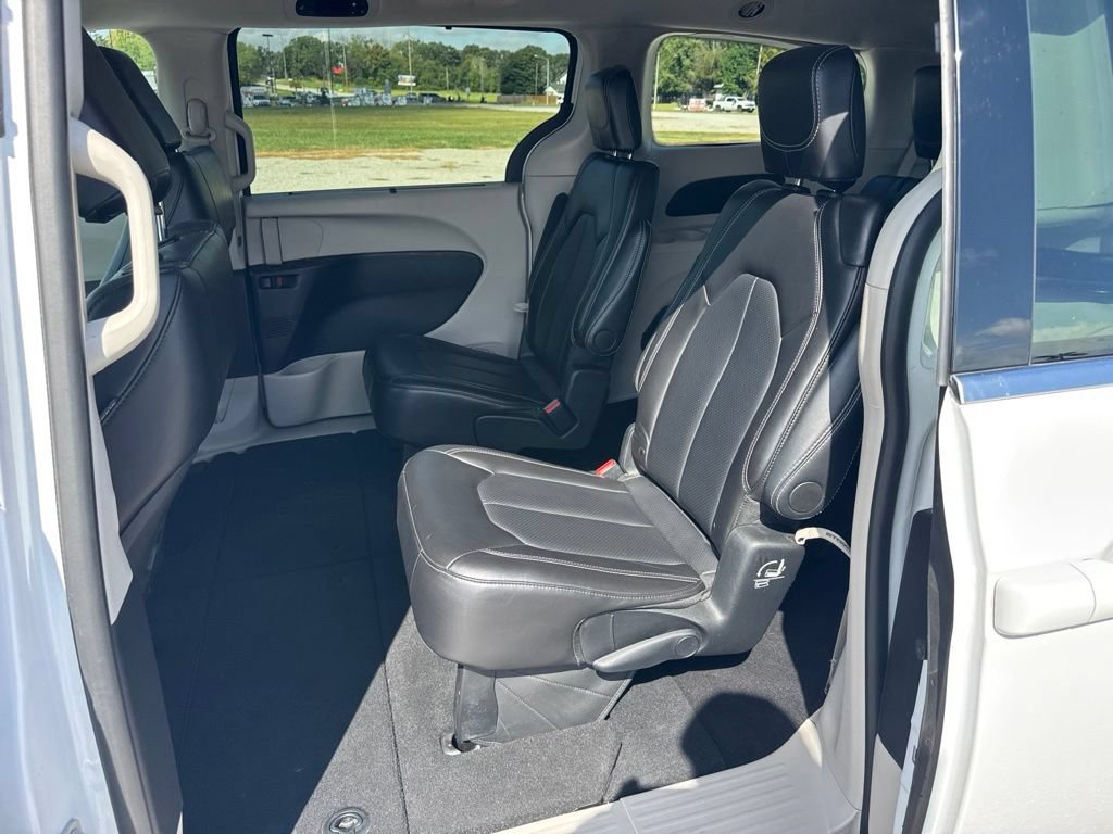 Used 2024 Chrysler Pacifica Touring-L FWD image 16