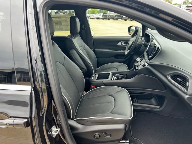 New 2026 Chrysler Pacifica Limited image 36