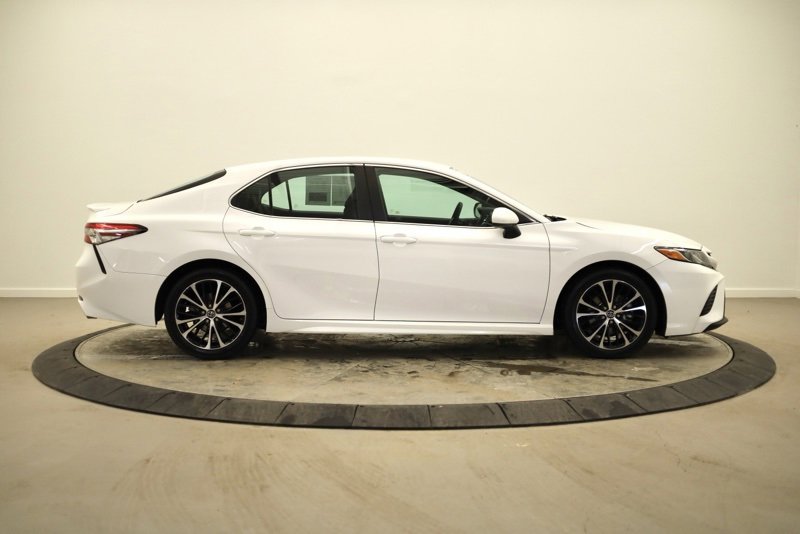 Used 2018 Toyota Camry SE image 2