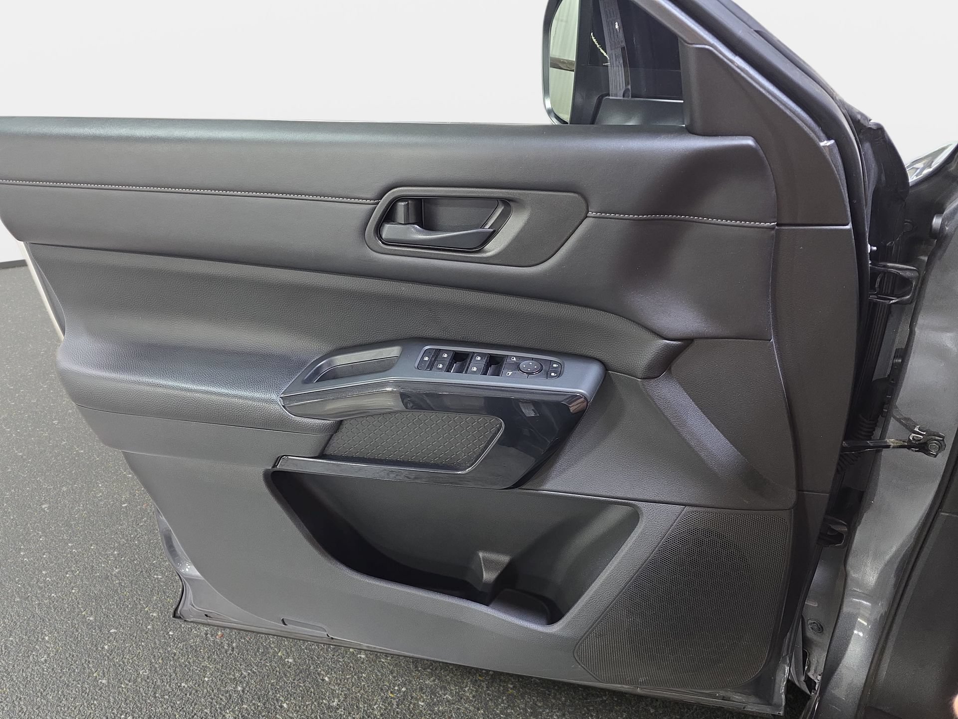 Used 2023 Nissan Pathfinder S AWD/4WD image 25