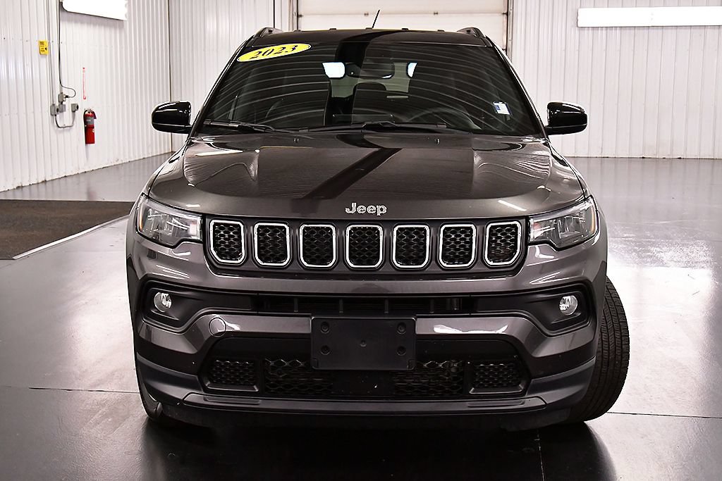 Used 2023 Jeep Compass Latitude w/ Convenience Group AWD/4WD image 2