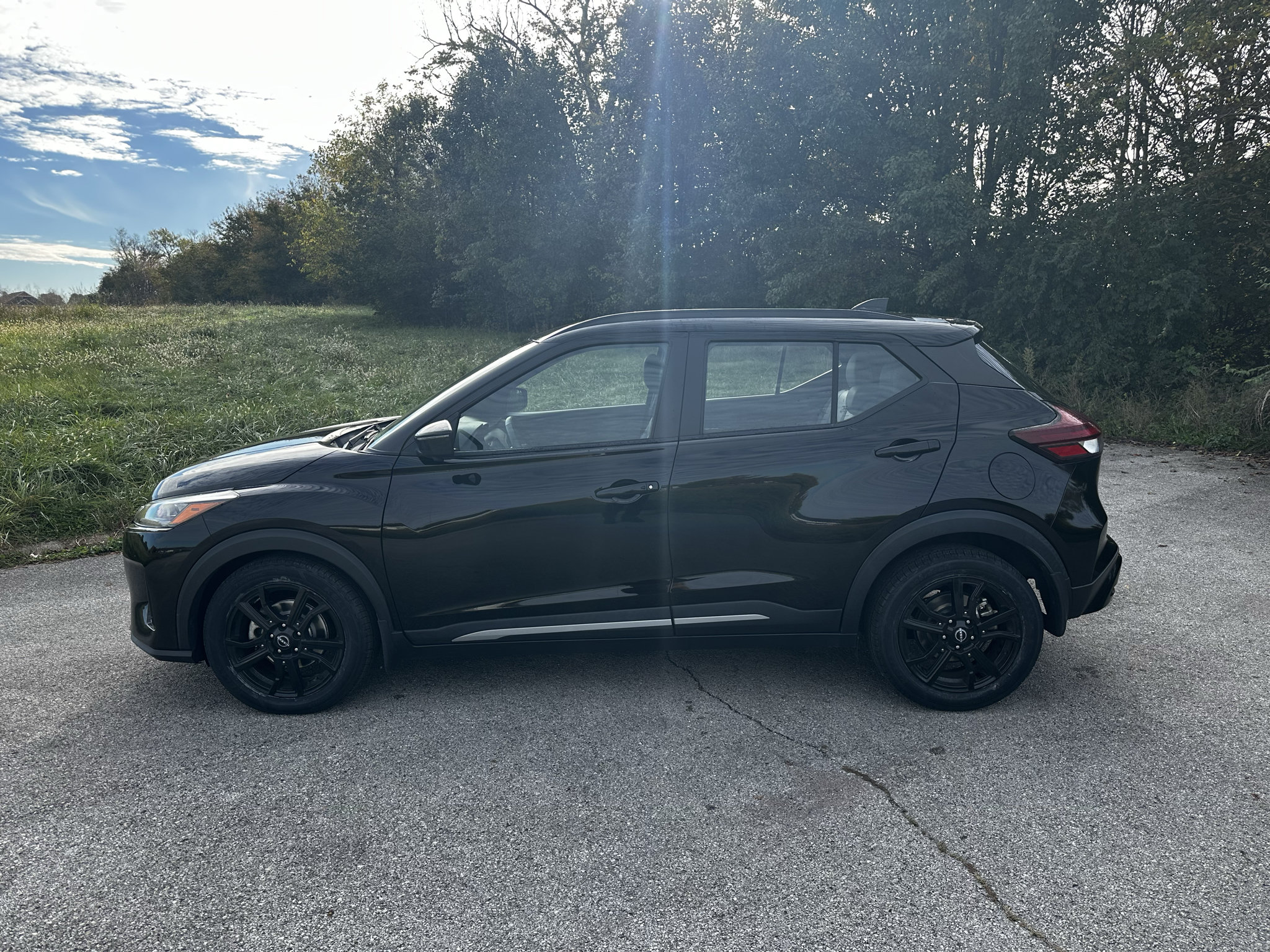 Used 2023 Nissan Kicks SR w/ SR Premium Package FWD image 5
