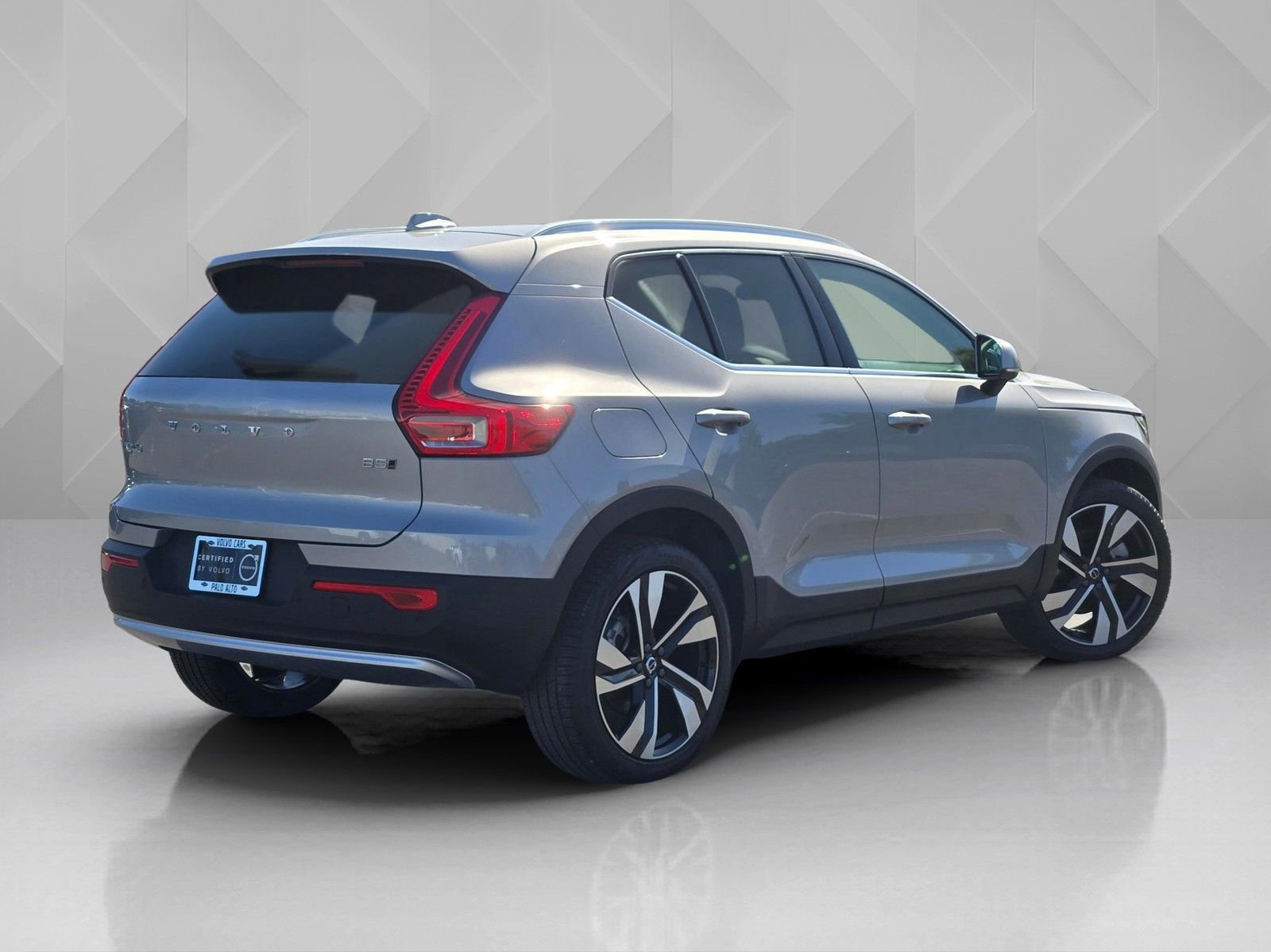 Used 2025 Volvo XC40 B5 Plus image 6