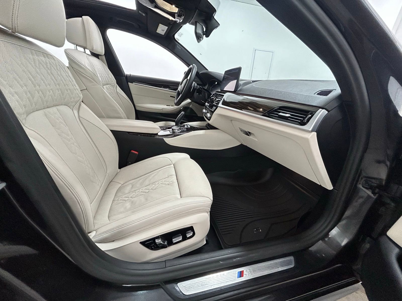 Used 2023 BMW 540i xDrive w/ M Sport Package image 41