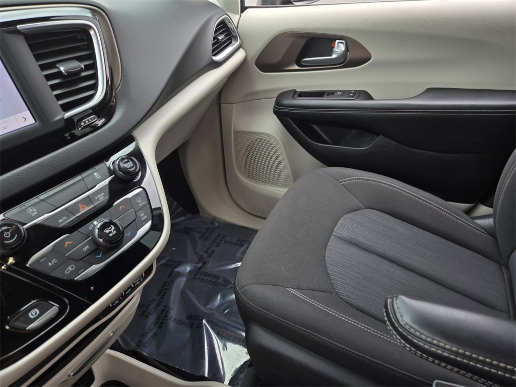 Used 2022 Chrysler Voyager LX image 28
