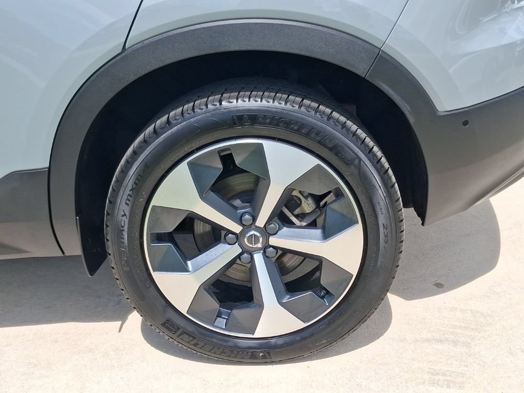 Used 2026 Volvo XC40 B5 Plus AWD/4WD image 4