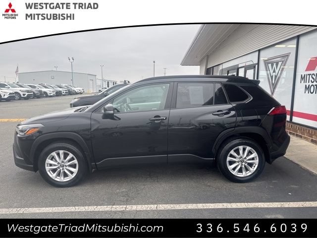 Used 2022 Toyota Corolla Cross LE w/ Moonroof Package AWD/4WD image 5
