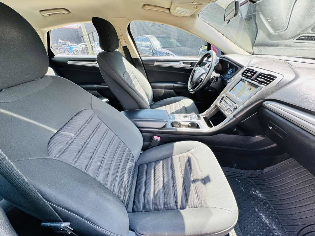 Used 2018 Ford Fusion SE w/ Fusion SE Technology Package FWD image 15