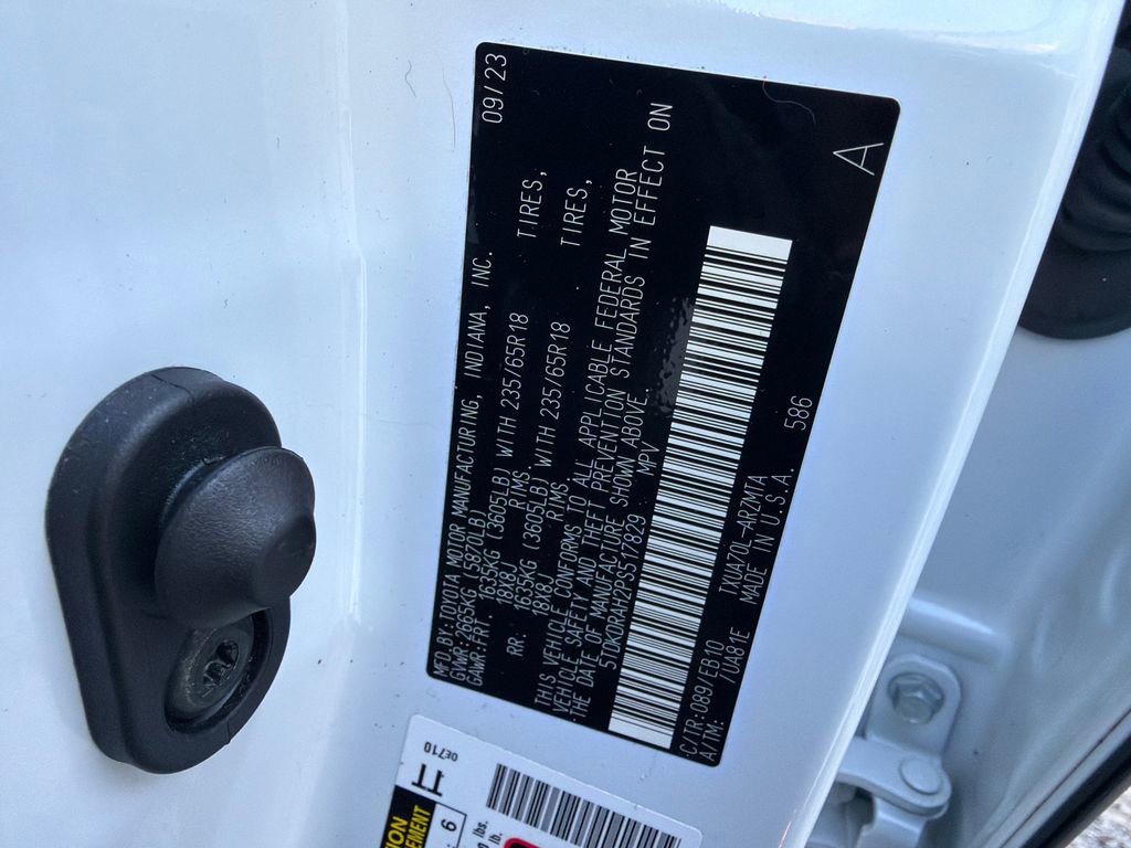 Used 2023 Toyota Highlander XLE image 38