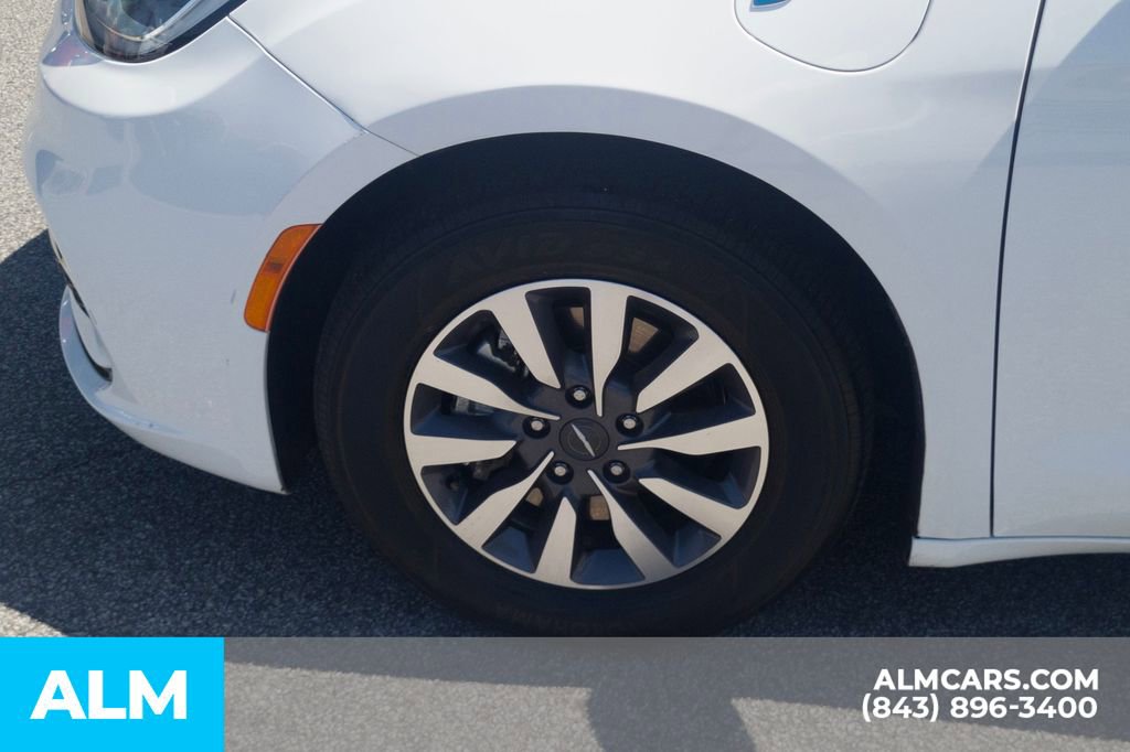 Used 2023 Chrysler Pacifica Touring-L image 14