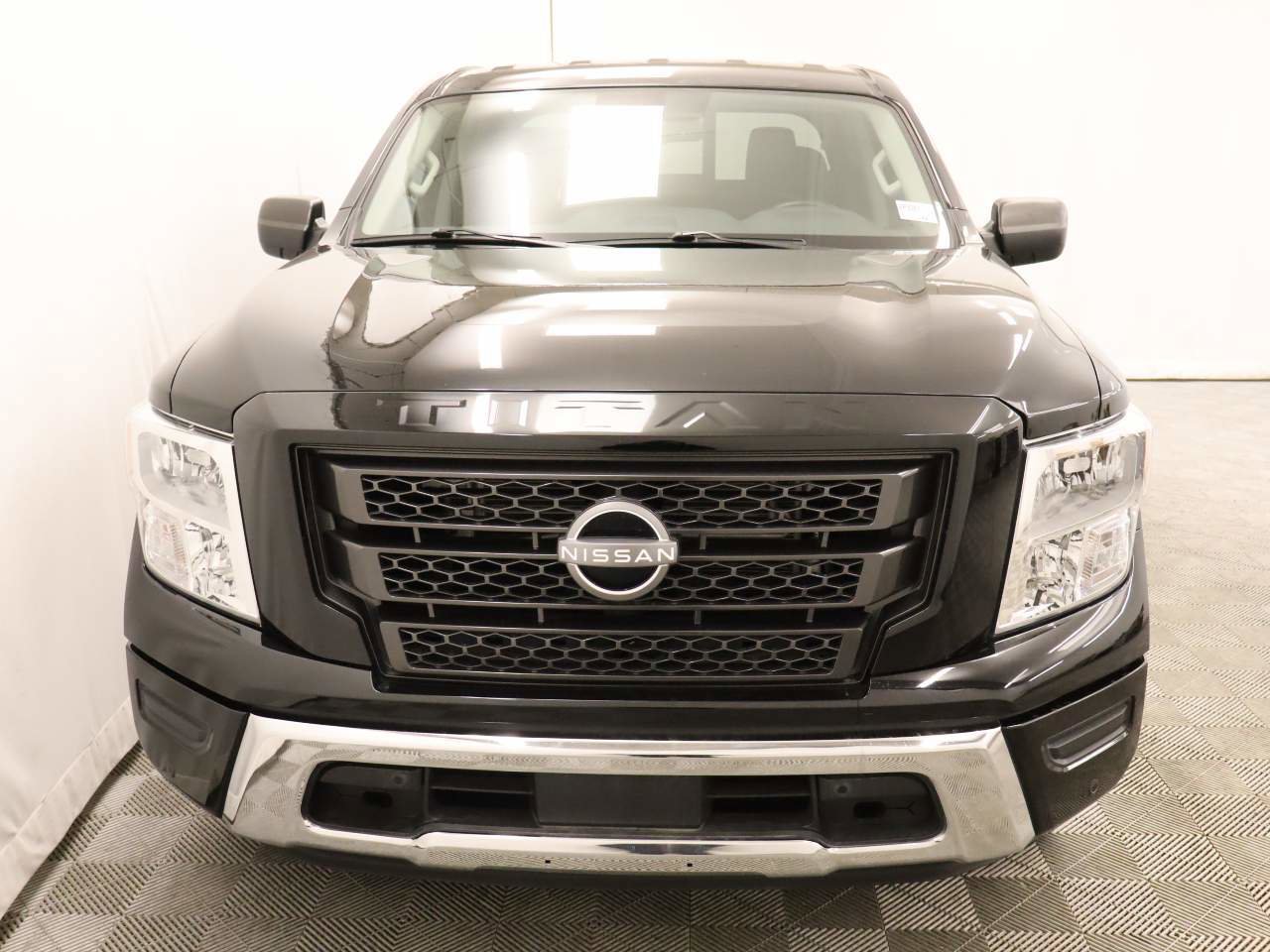 Used 2024 Nissan Titan SV w/ SV Convenience Package image 4