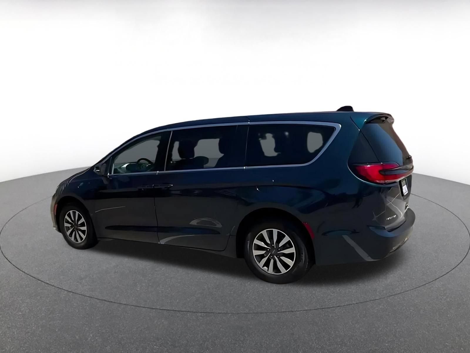Used 2023 Chrysler Pacifica Touring-L FWD image 9