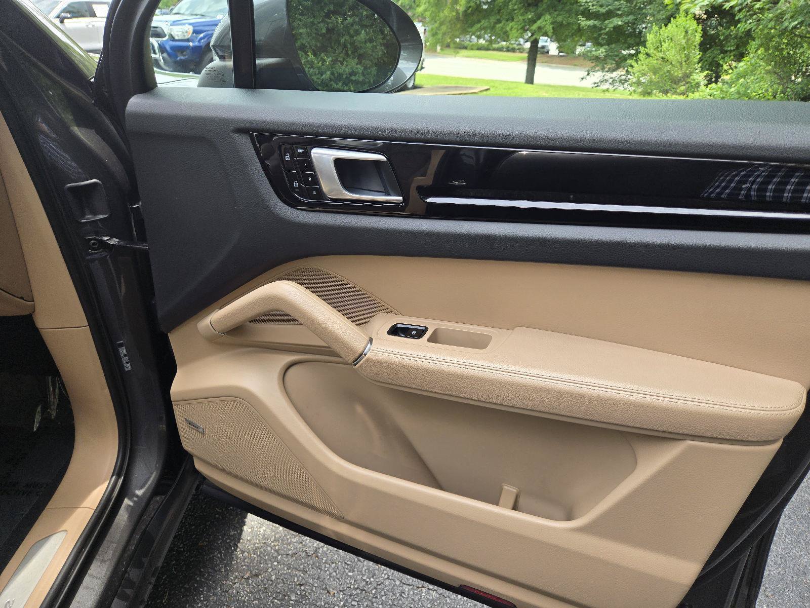 Used 2020 Porsche Cayenne AWD/4WD image 22