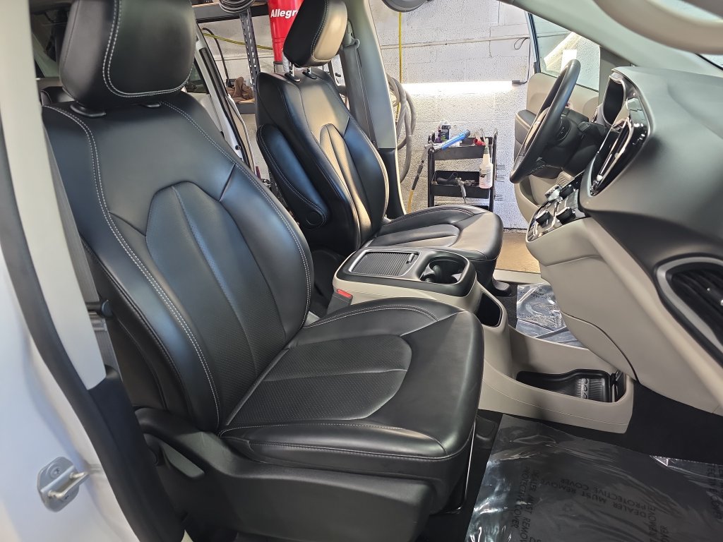 Used 2023 Chrysler Pacifica Touring-L FWD image 12