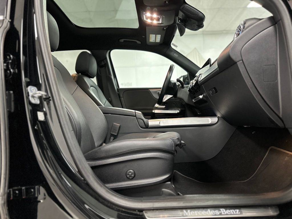 Used 2025 Mercedes-Benz GLB 250 image 24