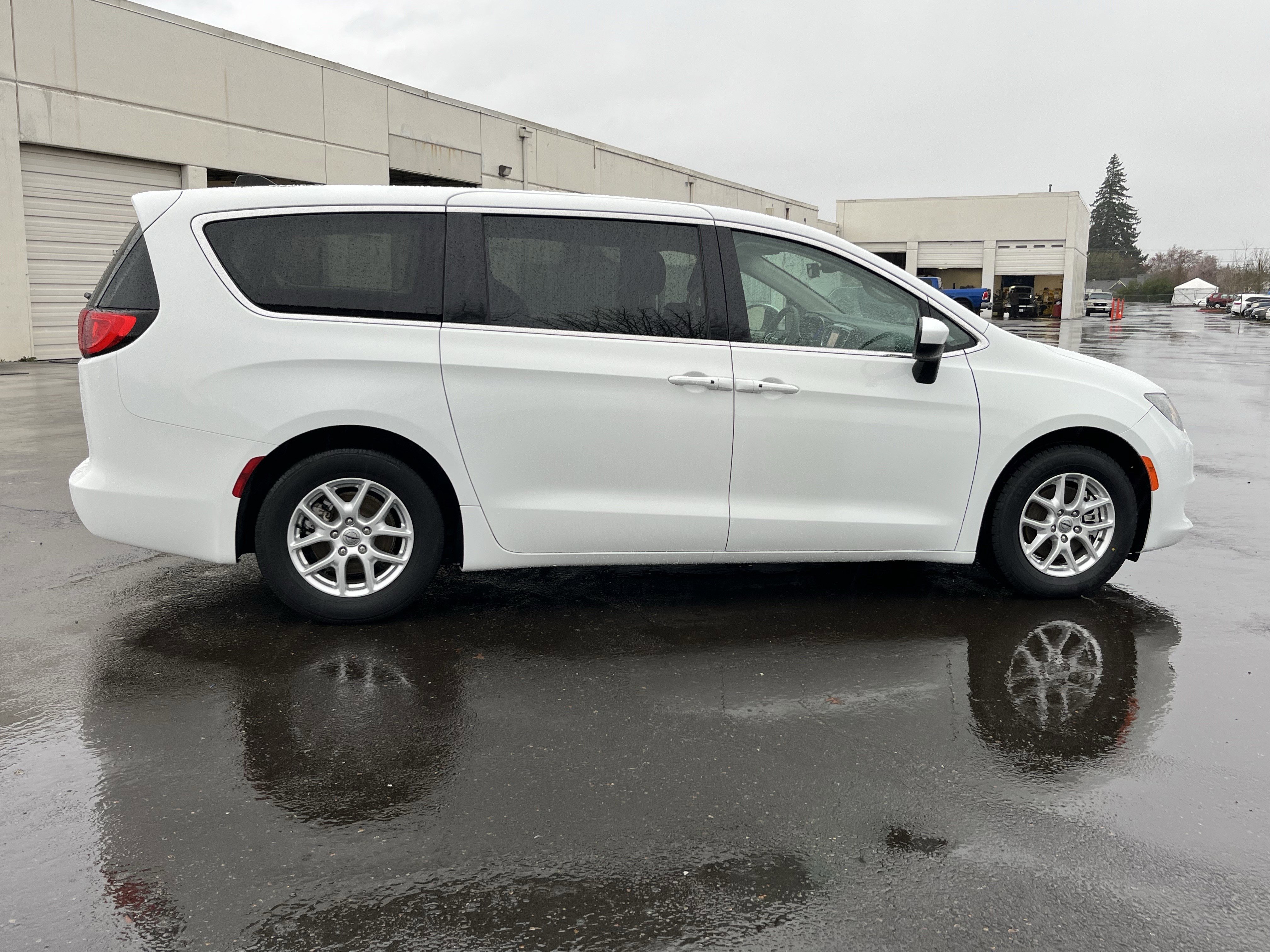 Used 2023 Chrysler Voyager LX image 6