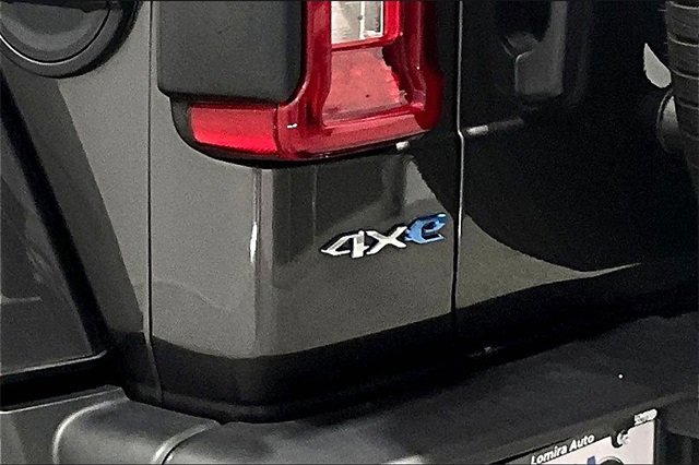 Used 2022 Jeep Wrangler Unlimited Sahara w/ Cold Weather Group image 39