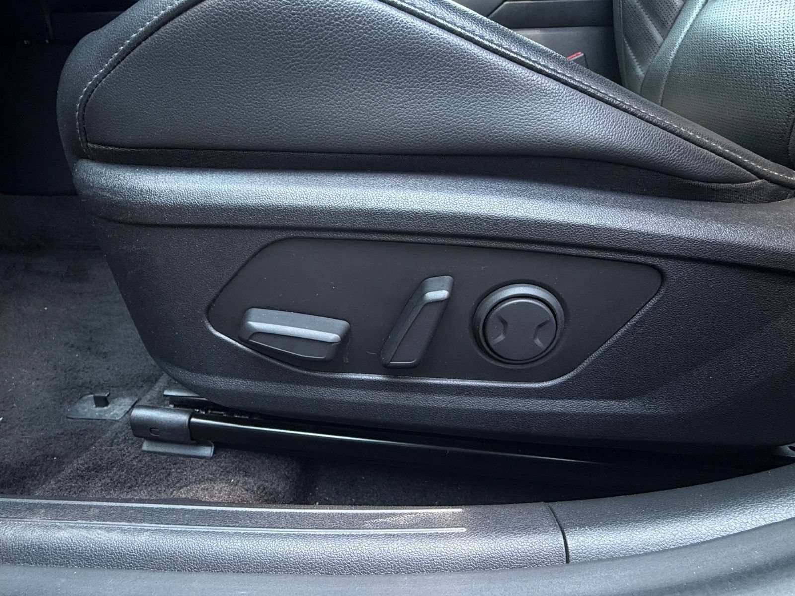 Used 2025 Hyundai Elantra Limited FWD image 22