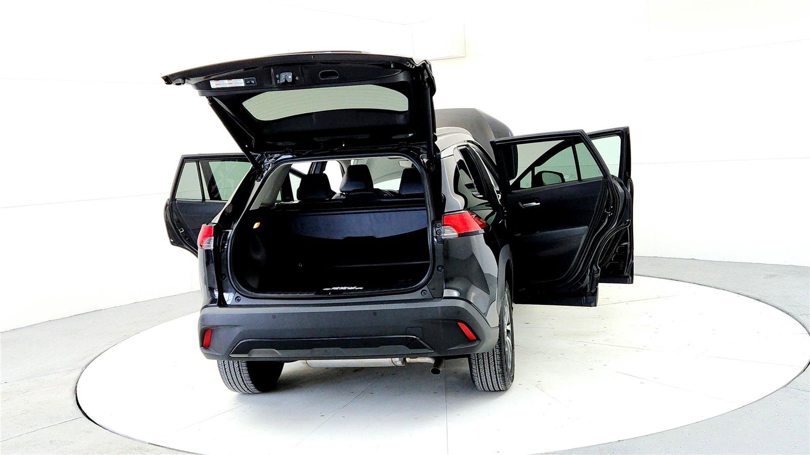 Used 2022 Toyota Corolla Cross XLE image 11