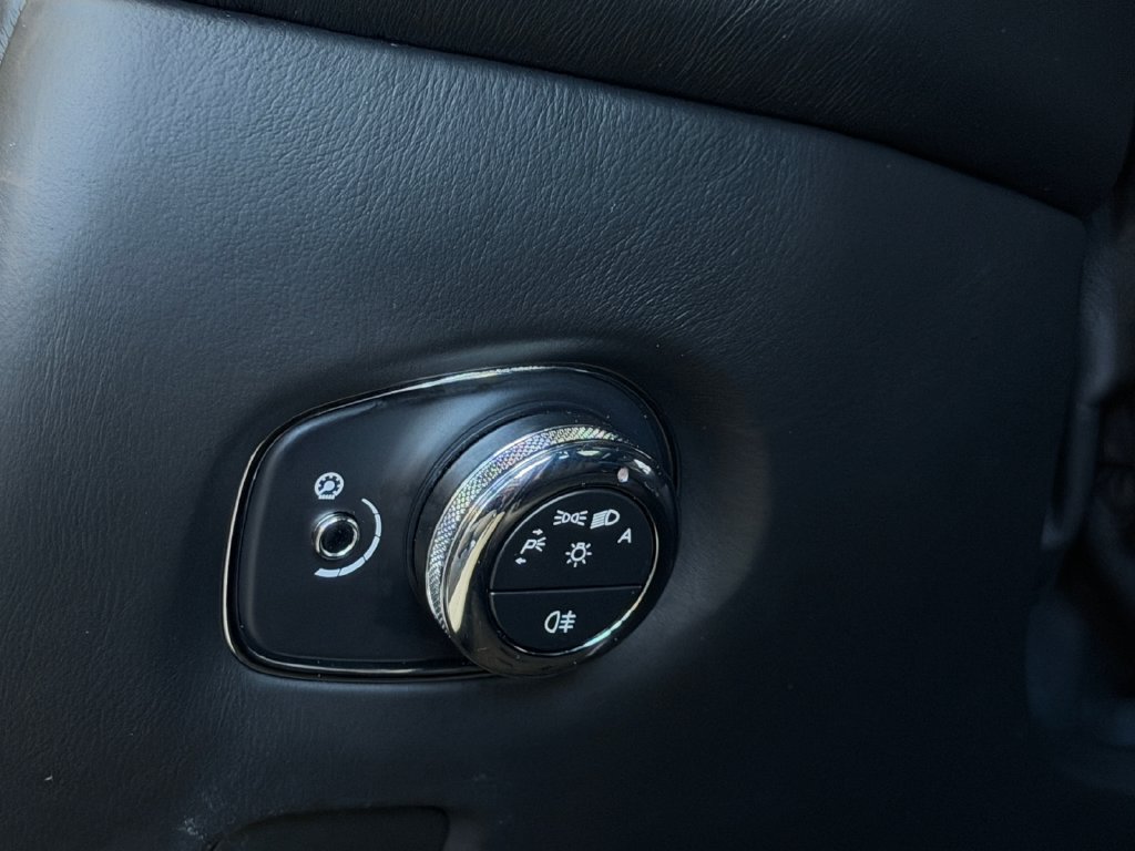 Used 2019 Aston Martin DB11 Coupe RWD image 25