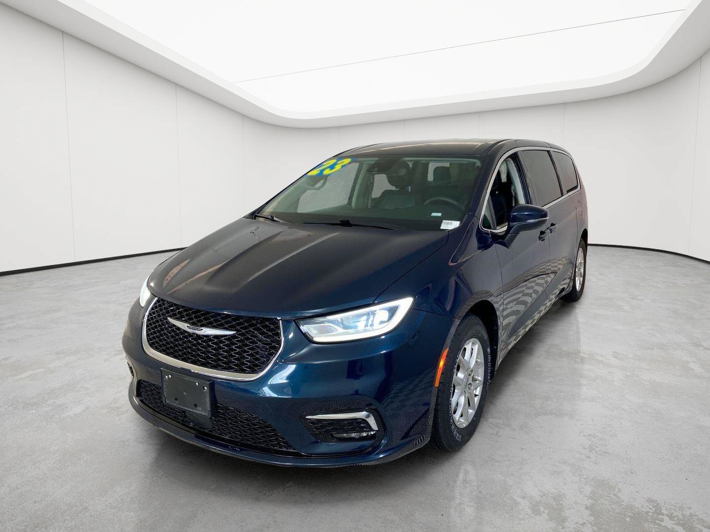 Used 2023 Chrysler Pacifica Touring-L FWD image 5