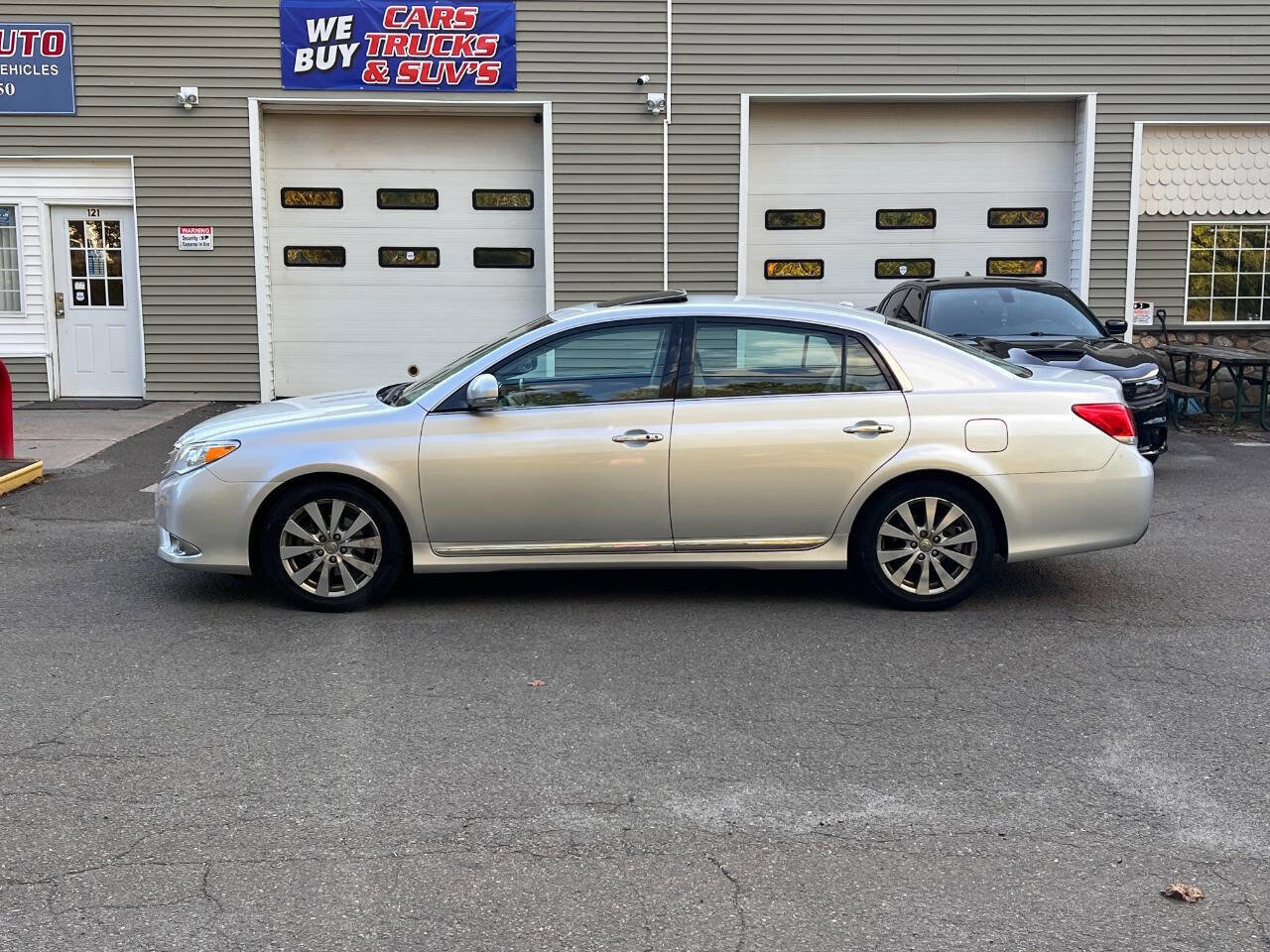 Used 2011 Toyota Avalon Limited image 2
