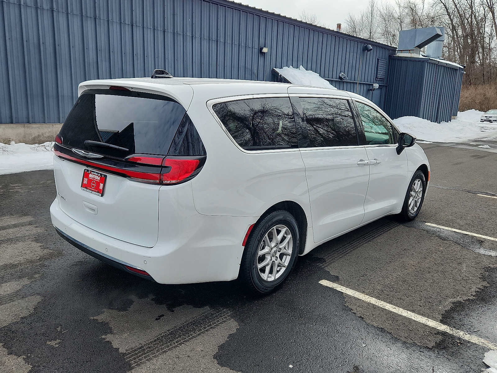 Used 2024 Chrysler Pacifica Touring-L FWD image 4