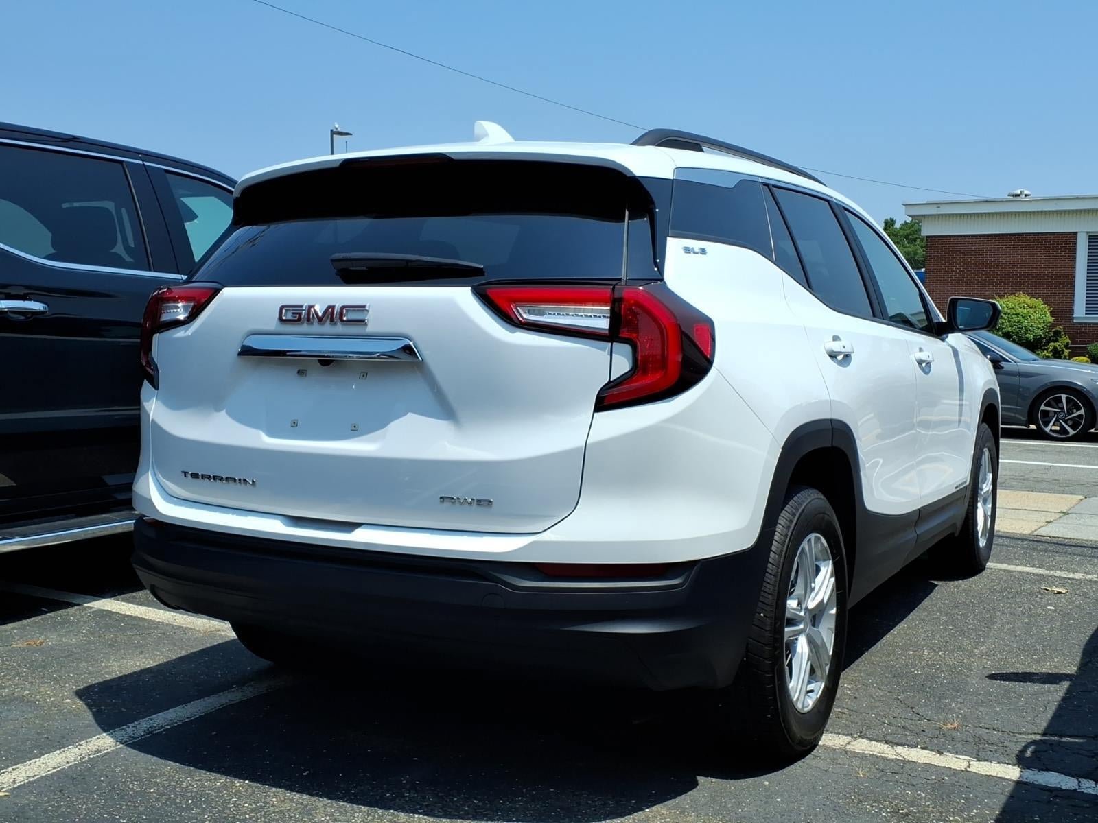 Used 2024 GMC Terrain SLE w/ Driver Convenience Package AWD/4WD image 4