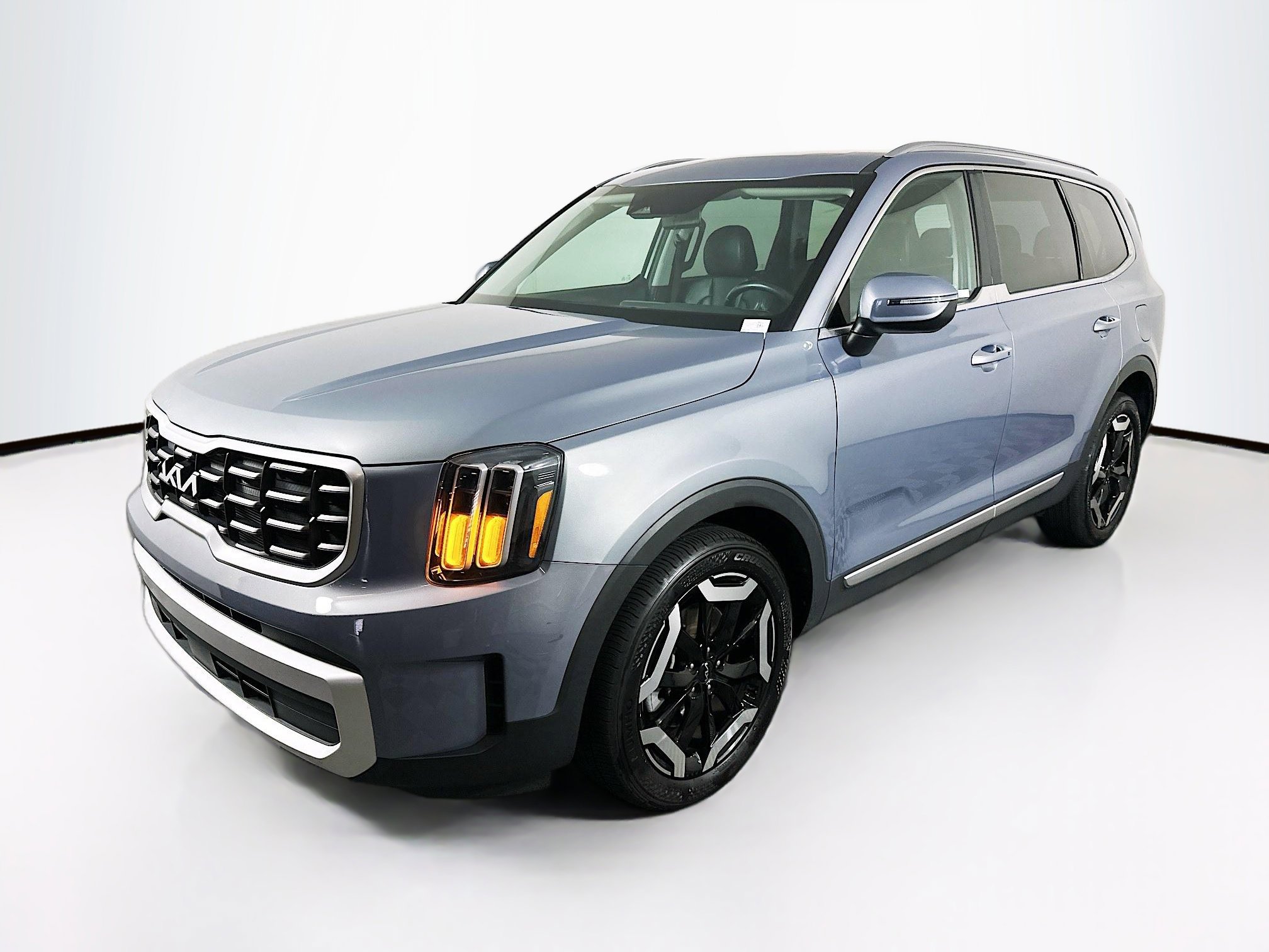 Used 2025 Kia Telluride S FWD image 3