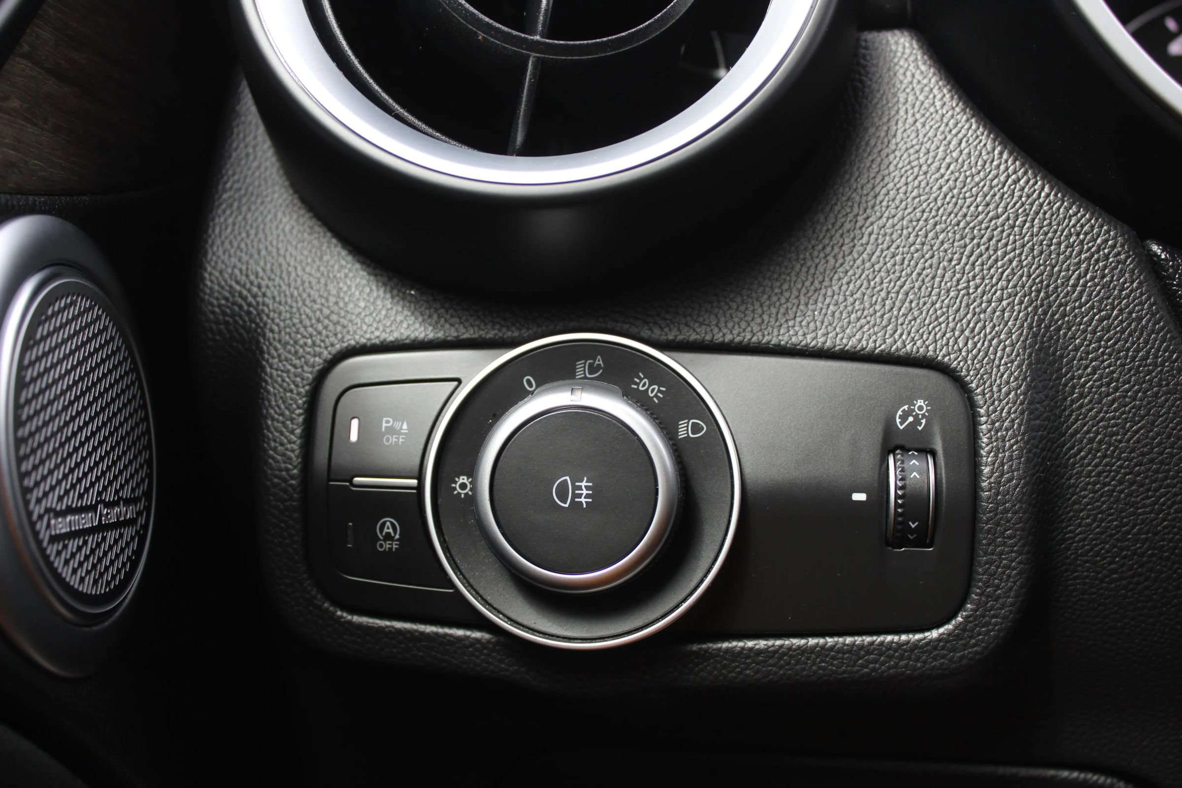 Used 2019 Alfa Romeo Stelvio Ti Lusso w/ Quick Order Package 22X Lusso AWD/4WD image 26