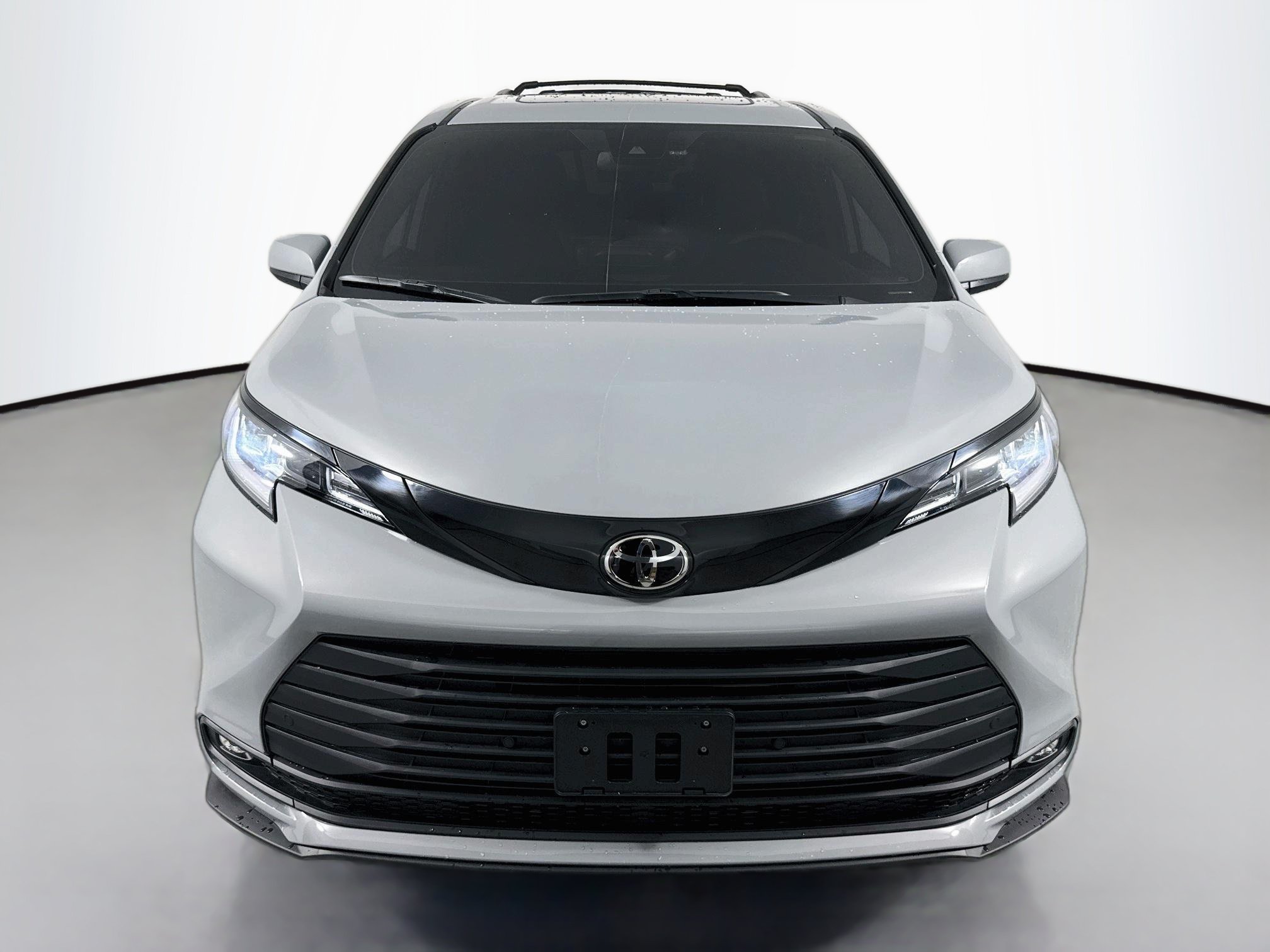 Used 2026 Toyota Sienna XLE Woodland Edition AWD/4WD image 2