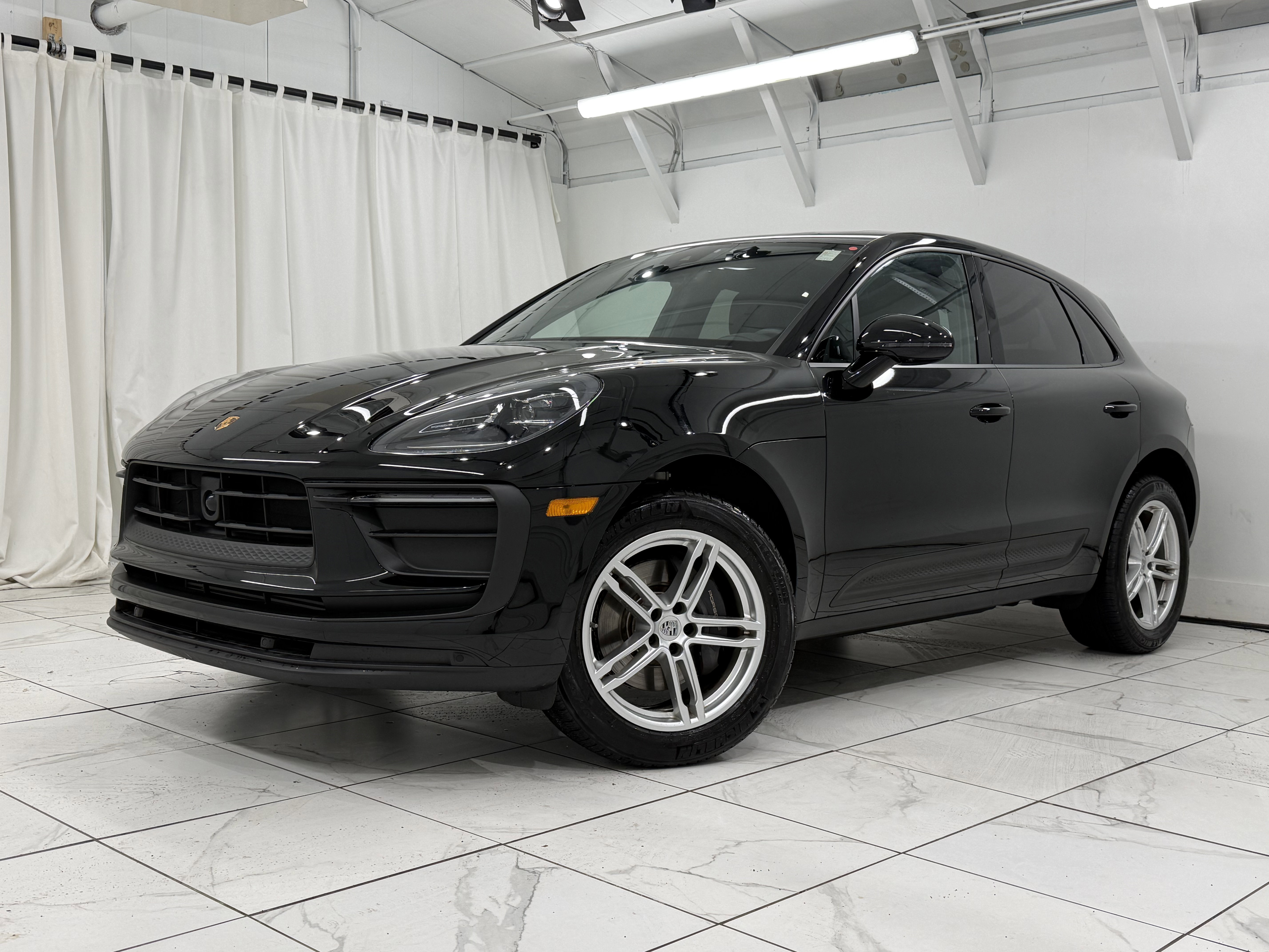 Certified 2025 Porsche Macan image 1