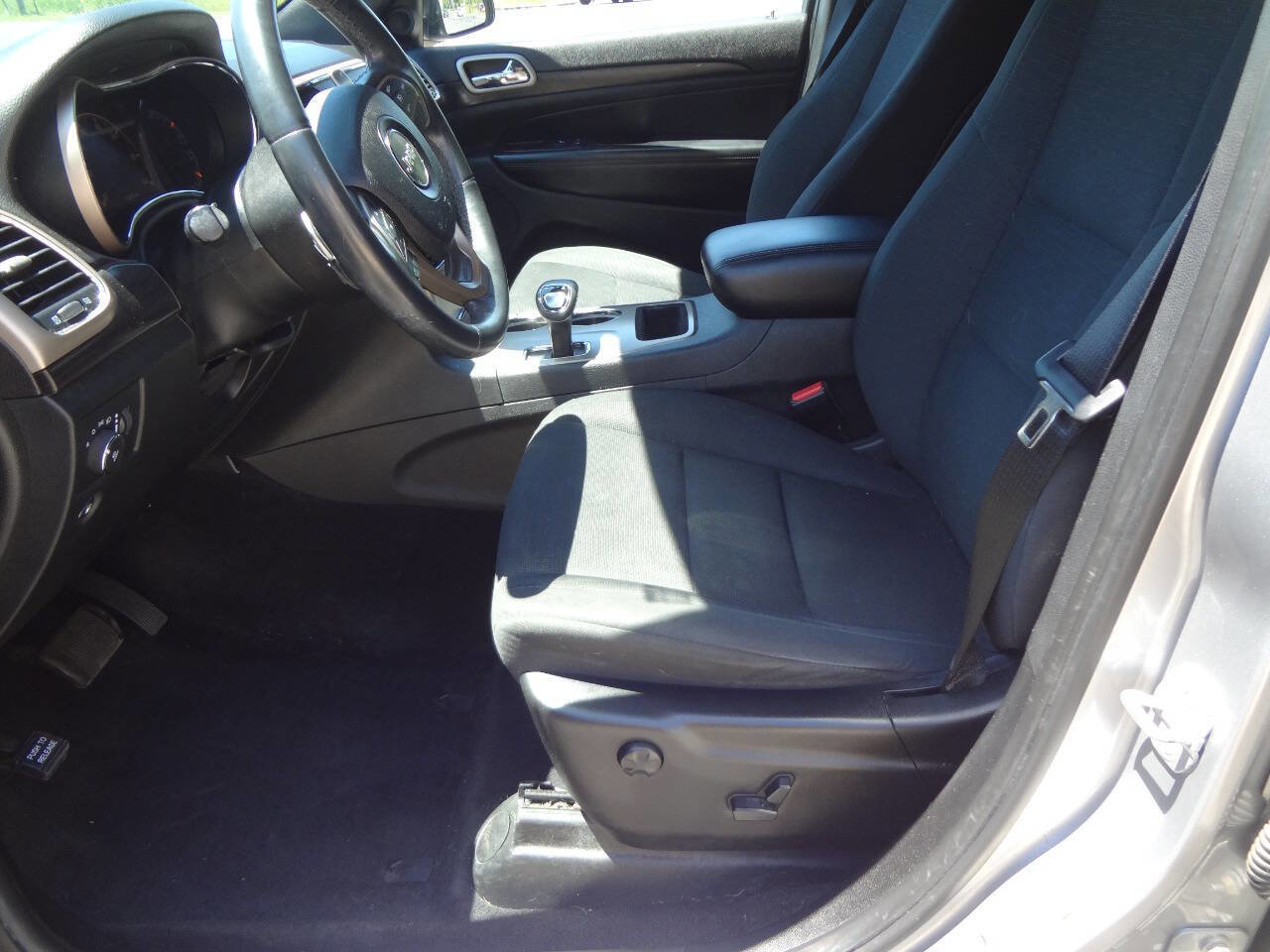 Used 2014 Jeep Grand Cherokee Laredo w/ Quick Order Package 23E AWD/4WD image 9