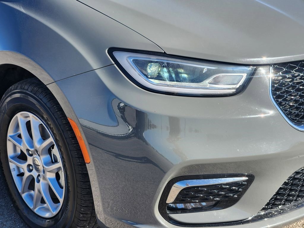 Used 2023 Chrysler Pacifica Touring-L image 9